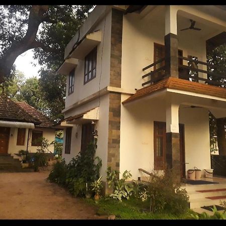 Abru'S Holidays International Travelers Alappuzha Exterior photo