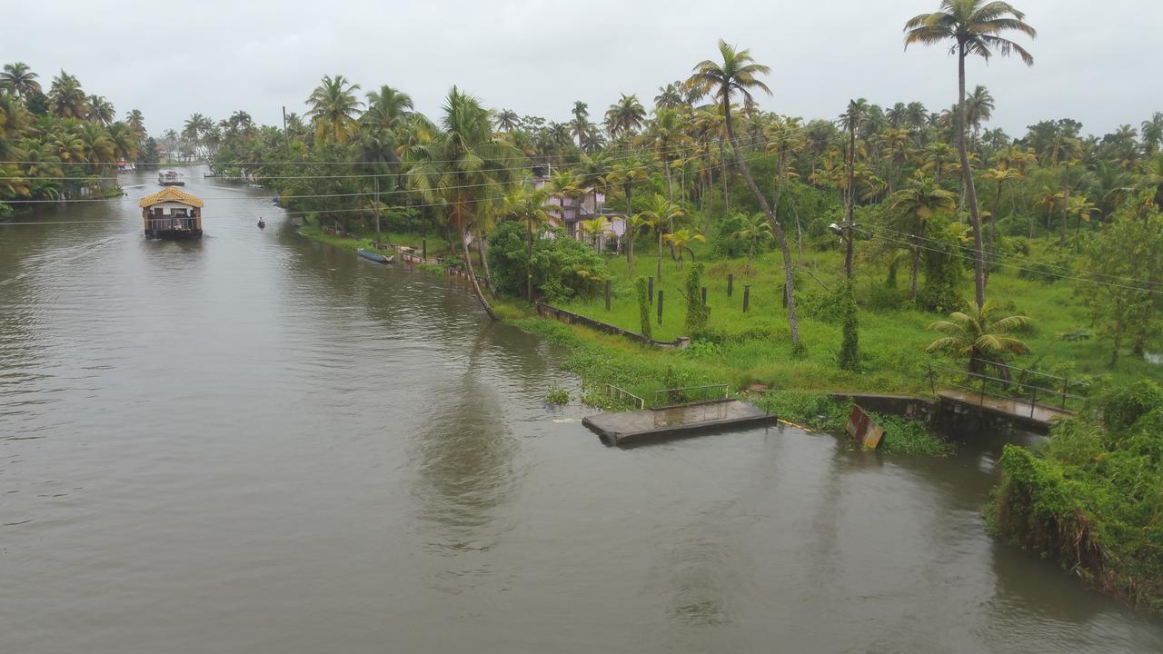 Abru'S Holidays International Travelers Alappuzha Exterior photo